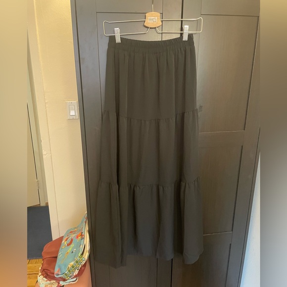 Elegant Black Tiered Maxi Skirt - Picture 1 of 1